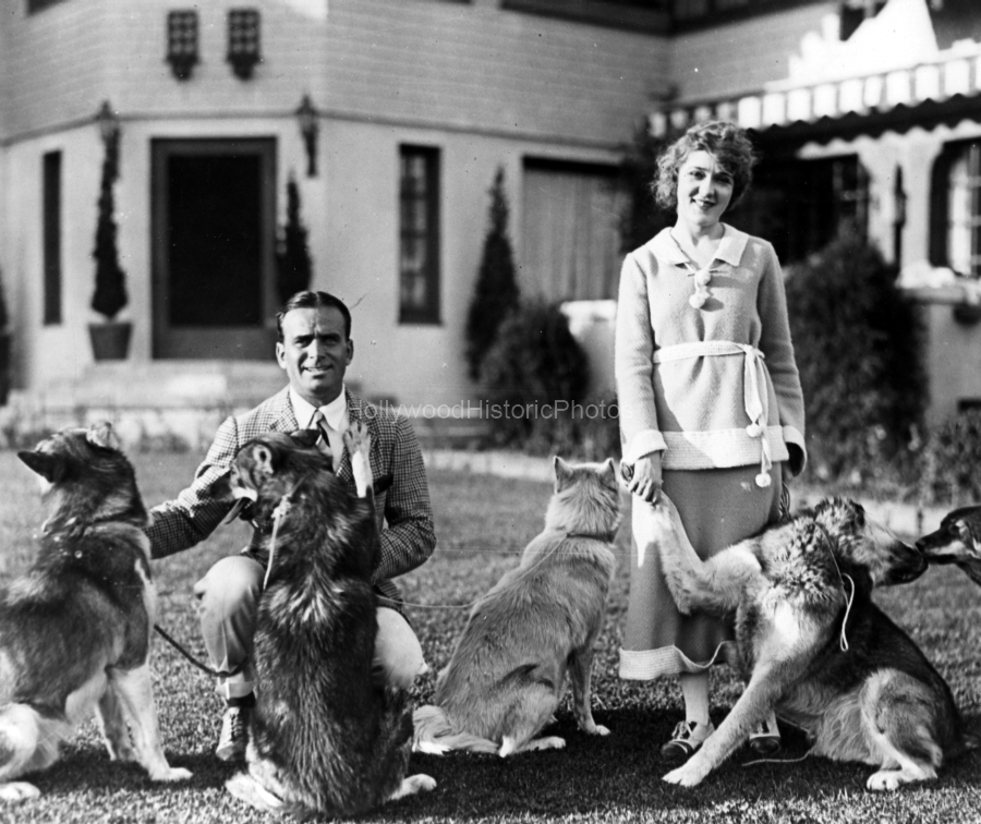Mary Pickford 1922 Pickfair Estate Fairbanks dogs.jpg